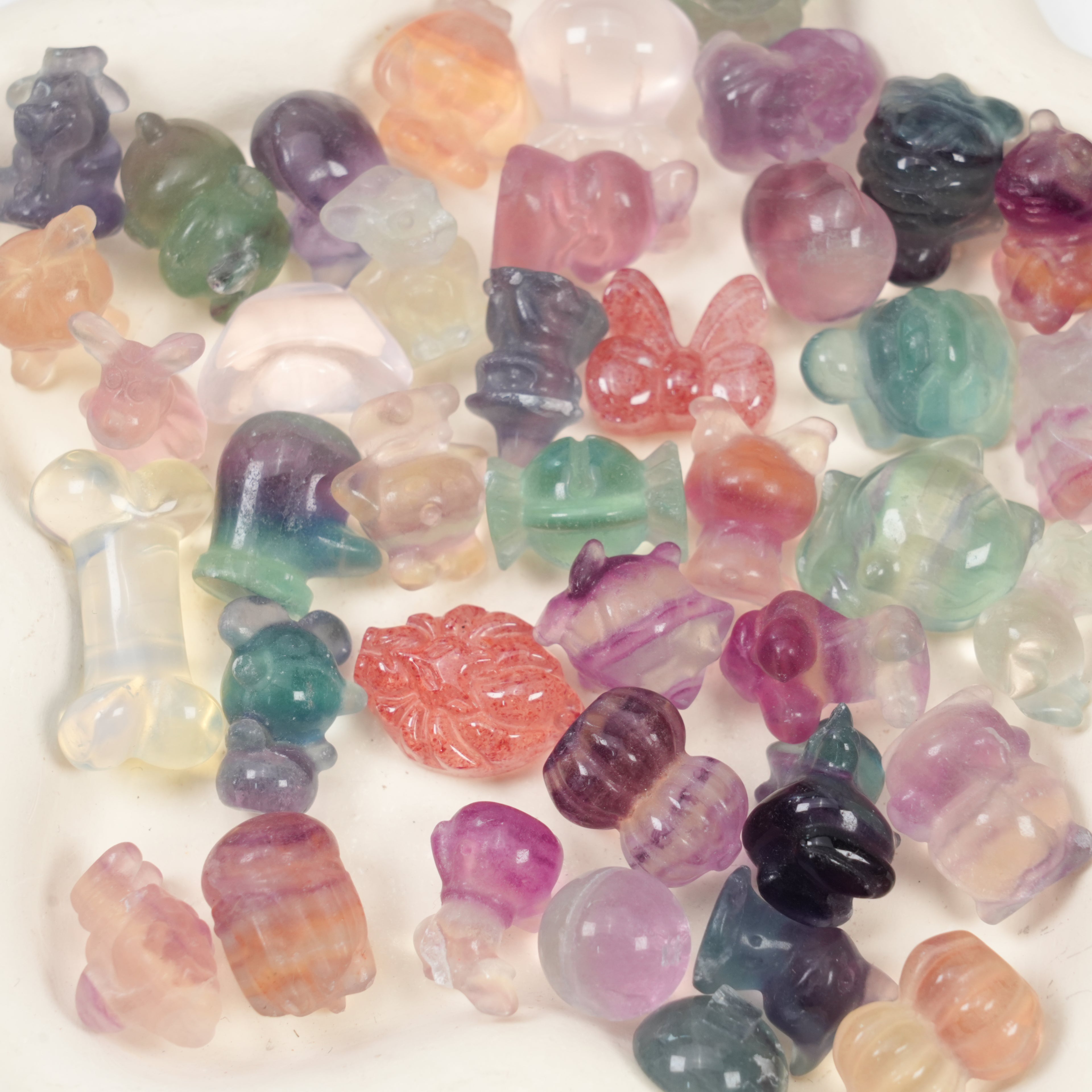 Mini Fluorite Carvings 1cm (0.39in), 9–10pcs Random Shapes per Bottle – Candy Fluorite Crystal Figurines (Cat, Rabbit, Turtle, Bow & More) for DIY Crafts, Decor & Gifts