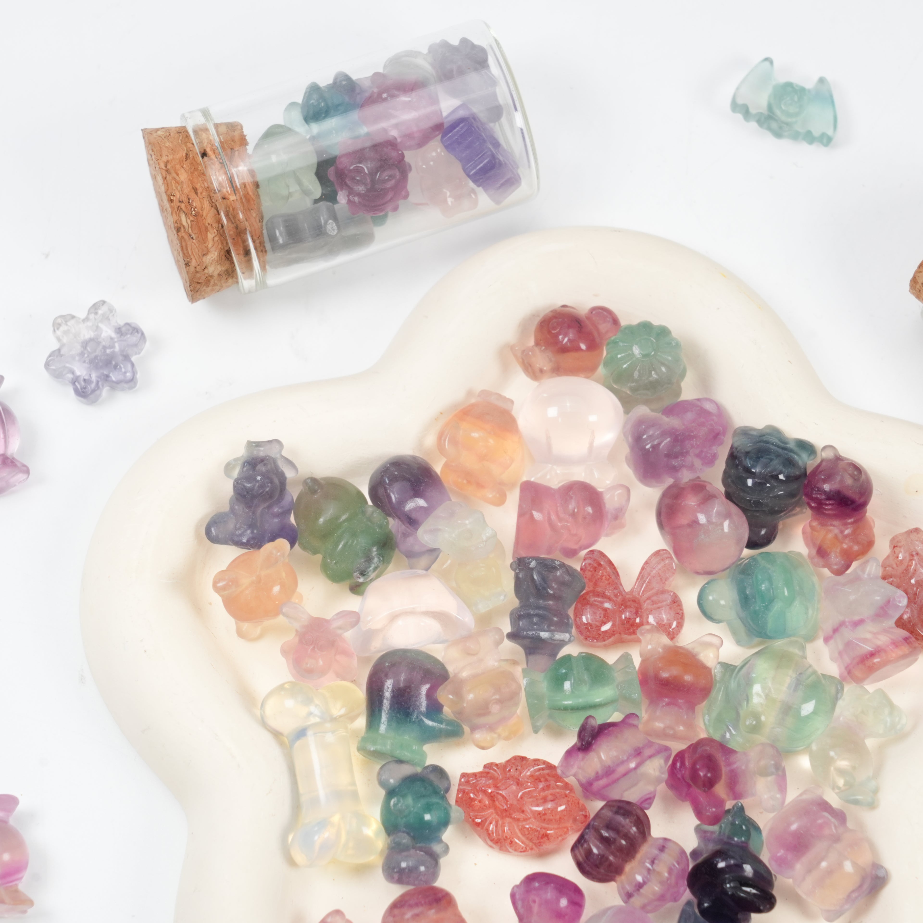 Mini Fluorite Carvings 1cm (0.39in), 9–10pcs Random Shapes per Bottle – Candy Fluorite Crystal Figurines (Cat, Rabbit, Turtle, Bow & More) for DIY Crafts, Decor & Gifts