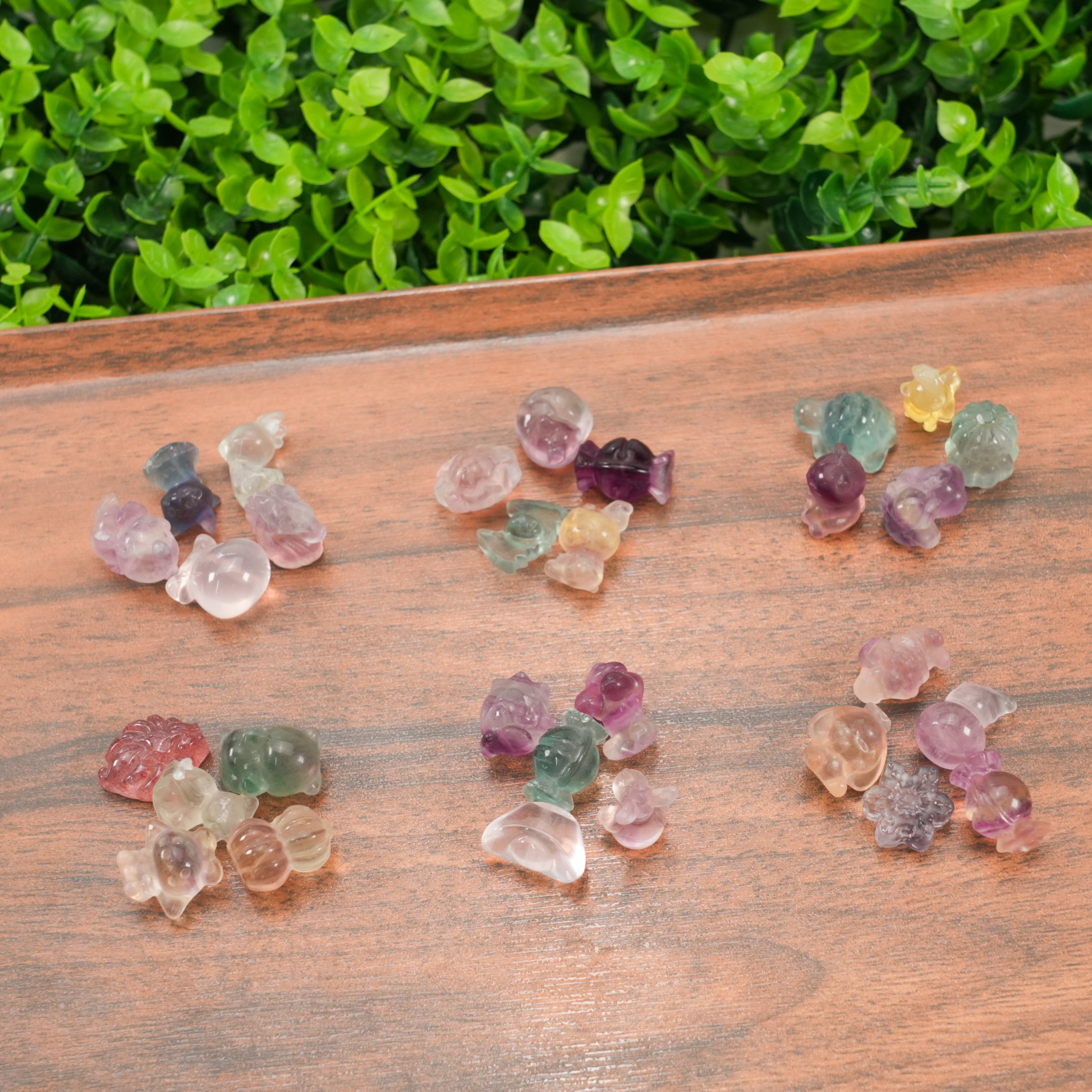 Mini Fluorite Carvings 1cm (0.39in), 9–10pcs Random Shapes per Bottle – Candy Fluorite Crystal Figurines (Cat, Rabbit, Turtle, Bow & More) for DIY Crafts, Decor & Gifts