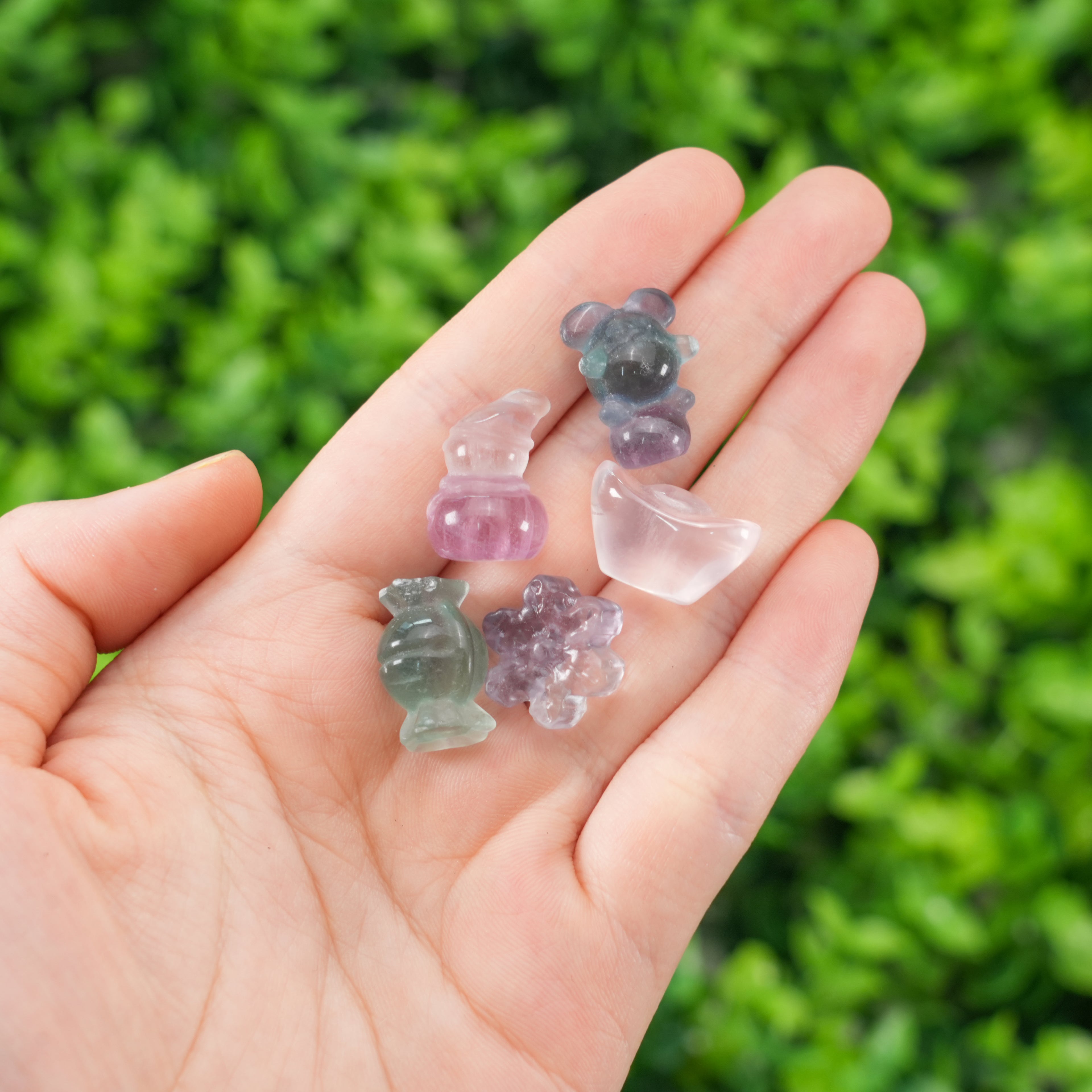 Mini Fluorite Carvings 1cm (0.39in), 9–10pcs Random Shapes per Bottle – Candy Fluorite Crystal Figurines (Cat, Rabbit, Turtle, Bow & More) for DIY Crafts, Decor & Gifts