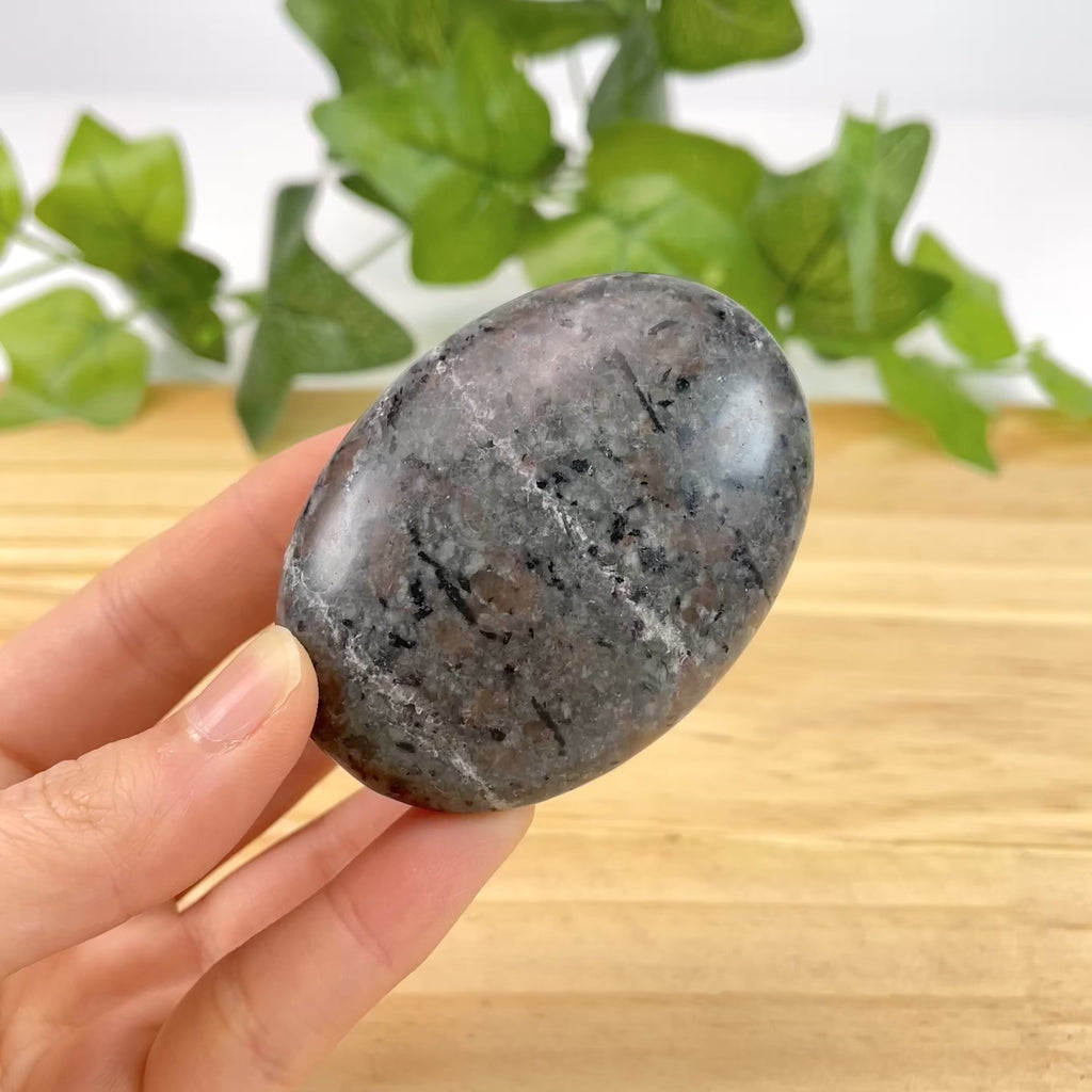 Yooperlite Palm Stone Natural Fluorescent Sodalite Crystal, Polished Glow Under UV Light Healing Stone for Collection & Gift
