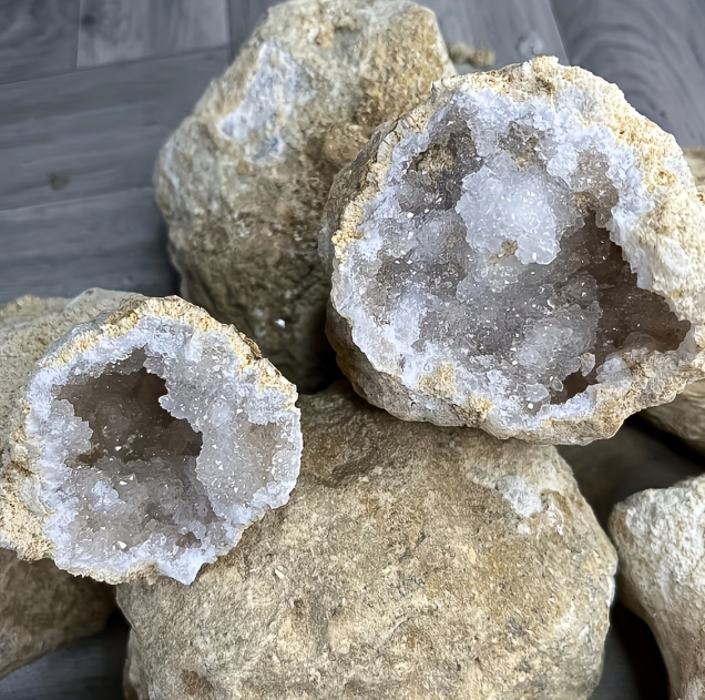 Moroccan White Quartz Geode Raw Stone, Natural Hollow Agate Crystal Cave Cluster Break Your Own Geode Mystery Box for Home Decor, Mineral Specimen Collection & Geology Hobby Gift  ## 标题 2（简洁转化款）