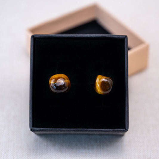 These earrings promote mental clarity and stability, balancing your energy throughout the day.